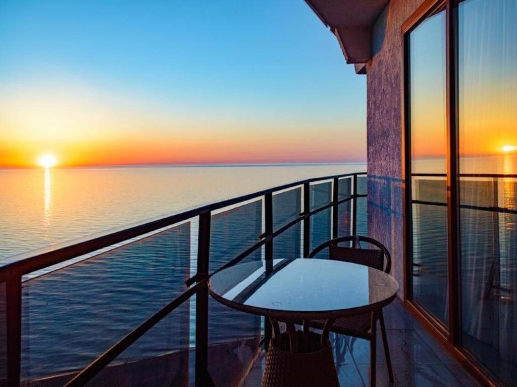 Tower Apartments Batumi Bagian luar foto